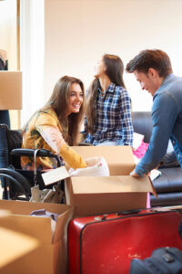 Mitbewohner helfen beim Einzug in die Wohngruppe im plexxonhaus (Westerstede)
